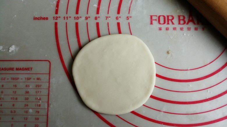 漩涡馒头卷,把小面团擀成直径差不多是10厘米的圆形面皮,用切面刀把它切成8等份