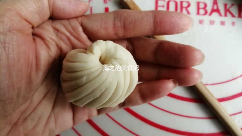 漩涡馒头卷,用筷子顶端在馒头胚中间戳一下,使漩涡卷更扁圆一点,全部依次做好,放在蒸屉里
