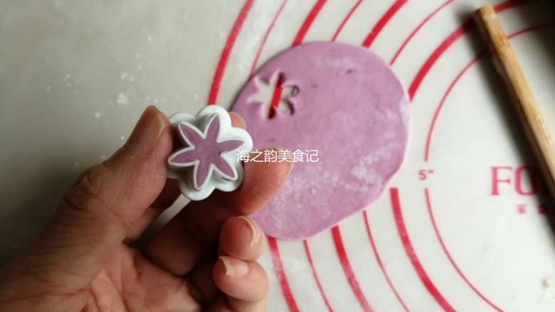 漩涡馒头卷,紫色小面团用擀面棍擀成薄面皮,用花型模具压出8朵小花,没有的话,也可以用其他形状的模具代替