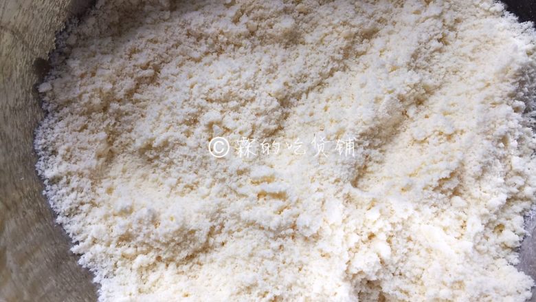 淡奶油葡萄干司康,用手搓至黄油和面粉完全混合，搓好的面粉应该是如图中的这种粗玉米粉的状态