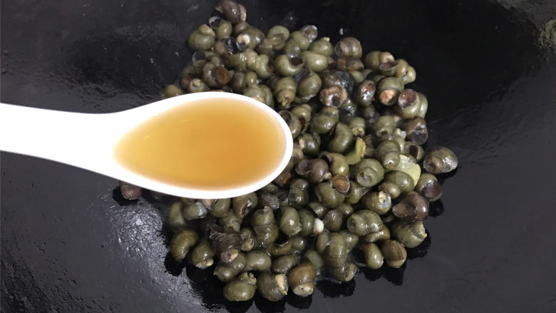 酱爆香辣螺蛳,翻炒均匀后,加入<a style='color:red;display:inline-block;' href='/shicai/ 718'>料酒</a>翻炒均匀。
