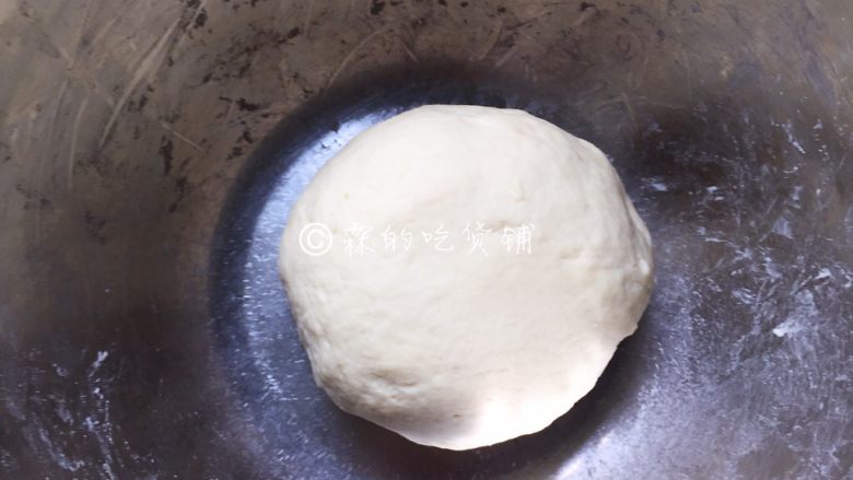 红糖芝麻千层饼,最后揉成一个光滑的面团,放在一边醒发片刻。