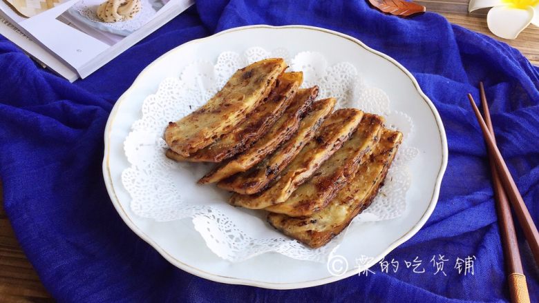 红糖芝麻千层饼,出锅后,稍放凉,切块食用。