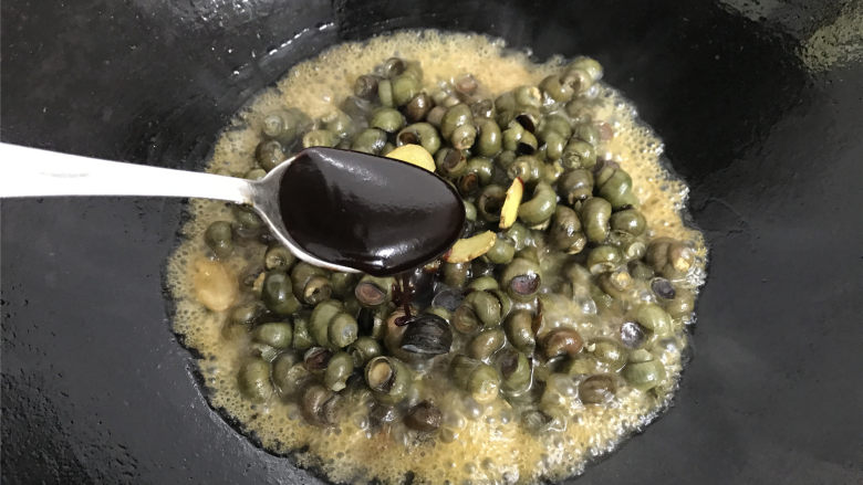 酱爆香辣螺蛳,再加入1勺蚝油,一起翻炒均匀。