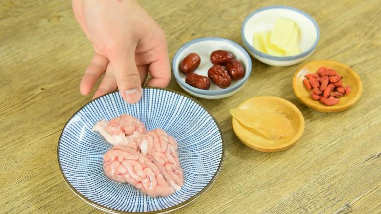 猪猪浑身都是宝,果然没有错,·食材·
【主料】:猪脑|天麻
【辅料】:姜片|红枣|枸杞|盐