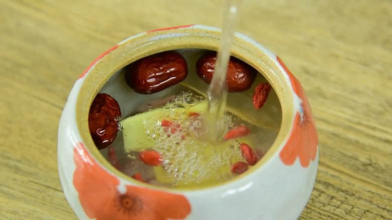 猪猪浑身都是宝,果然没有错,加满沸水,移入沸水锅,小火蒸一个半小时。