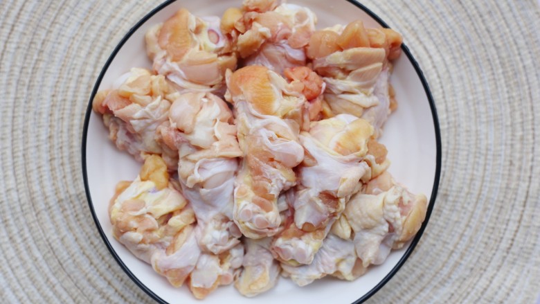 外酥里嫩的黄金炸鸡腿,准备材料:<a style='color:red;display:inline-block;' href='/shicai/ 92'>鸡腿</a>10个、葱适量、大蒜适量、料酒适量、盐适量、生抽适量、蚝油适量、五香粉适量、<a style='color:red;display:inline-block;' href='/shicai/ 519'>面粉</a>适量、<a style='color:red;display:inline-block;' href='/shicai/ 9'>鸡蛋</a>两个、<a style='color:red;display:inline-block;' href='/shicai/ 588'>面包糠</a>适量。
<a style='color:red;display:inline-block;' href='/shicai/ 92'>鸡腿</a>洗净后清水浸泡1小时去除血水,表面划几刀以便腌制时入味,葱切末,大蒜切末。