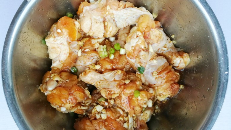 外酥里嫩的黄金炸鸡腿,搅拌均匀,腌制1小时以上。