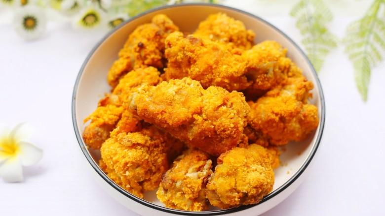 外酥里嫩的黄金炸鸡腿,超级香的黄金鸡腿就出炉啦!