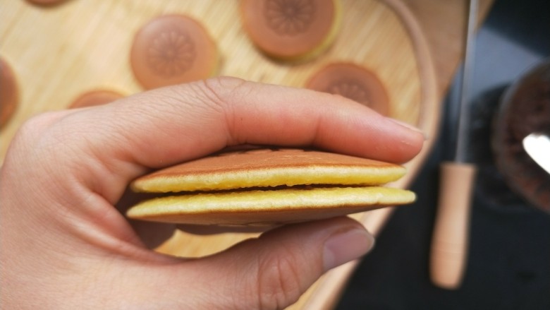 铜锣烧(印花版),取另外一片把两片粘合在一起,边缘用手捏紧。