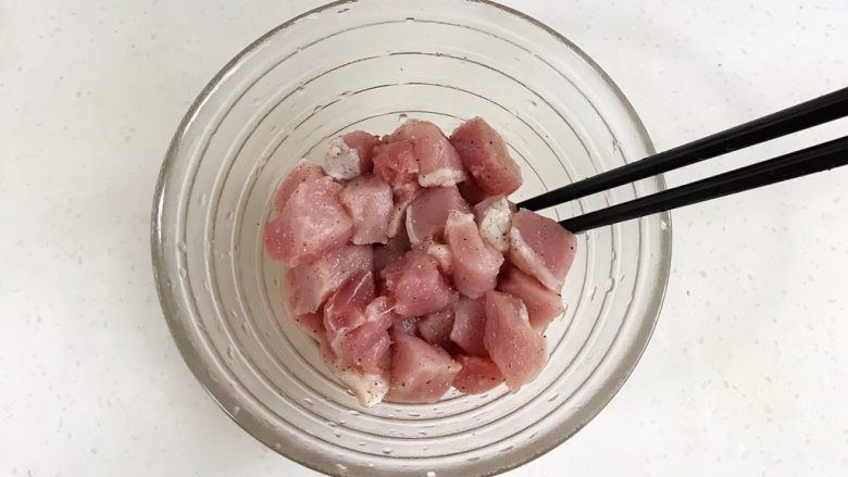 菠萝咕噜肉,拌匀腌制15分钟。