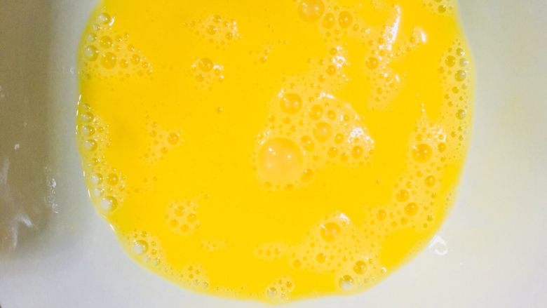 蚕豆米西红柿鸡蛋汤,搅拌均匀备用