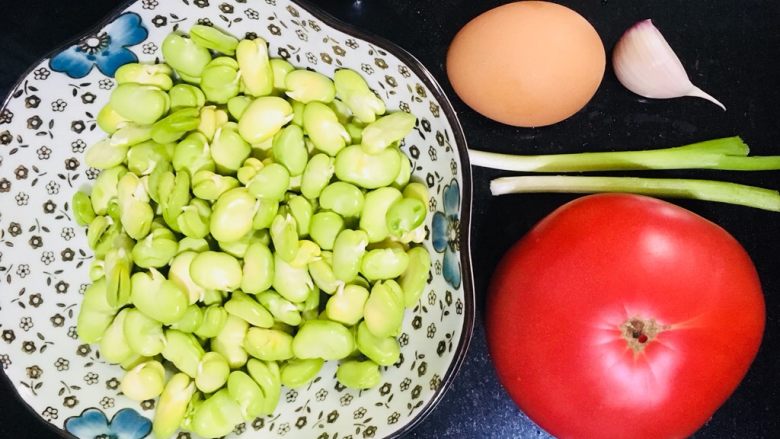 蚕豆米西红柿鸡蛋汤,准备食材如图