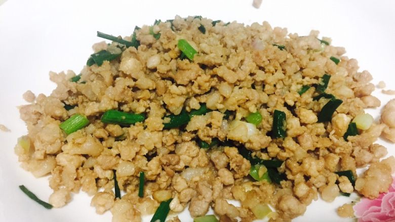 肉末豆腐,超市买回来的<a style='color:red;display:inline-block;' href='/shicai/ 442'>肉末</a>先倒进锅中加盐,油,少许酱油煸炒成熟,再加入少量葱花