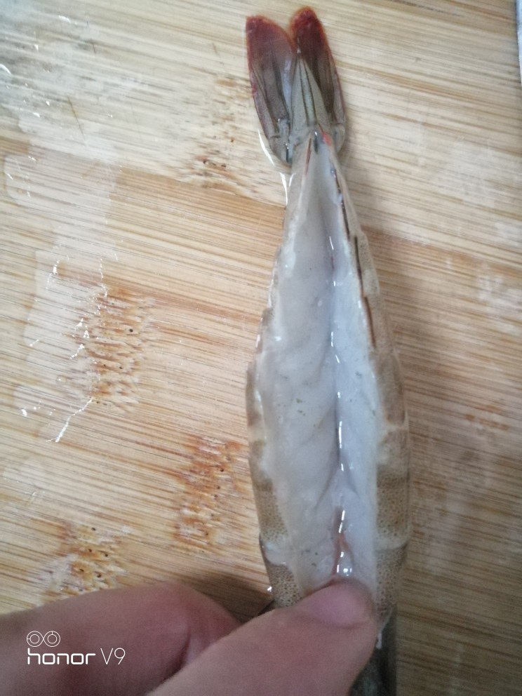 蒜蓉焖大虾,这样吃起来容易,不用动手扒皮,也入味。