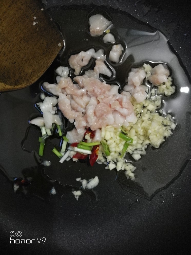 蒜蓉焖大虾,下蒜头,葱花,辣椒,<a style='color:red;display:inline-block;' href='/shicai/ 414'>猪肉</a>