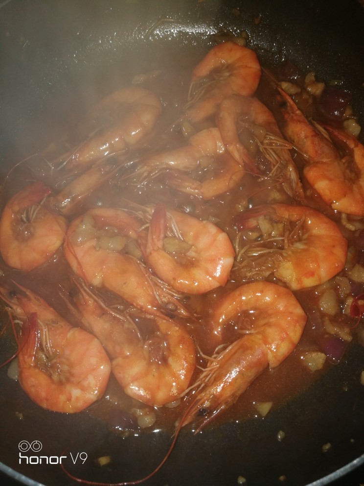 蒜蓉焖大虾,这虾很肥,炒了出红油。