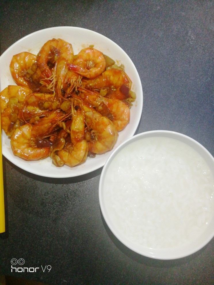 蒜蓉焖大虾,再配碗白粥,美味。