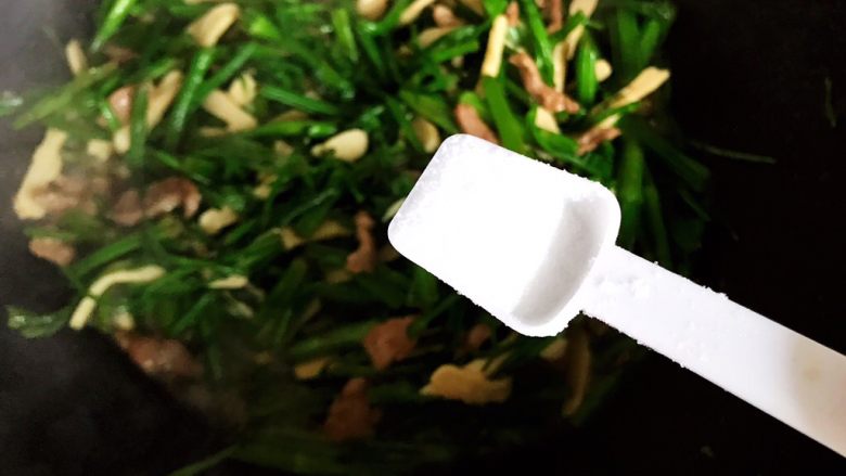 里脊肉香干水芹菜,加一小勺细盐,翻炒均匀即可