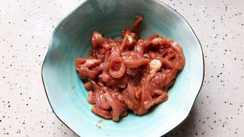 里脊肉香干水芹菜,抓均匀,腌制备用