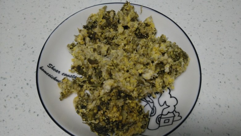 羊肉、菜椒、豆腐炒槐花骨累,槐花骨累从冰箱拿出解冻。