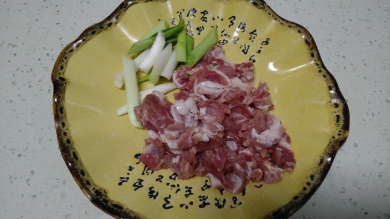 羊肉、菜椒、豆腐炒槐花骨累,<a style='color:red;display:inline-block;' href='/shicai/ 329'>羊肉</a>从冰箱冷冻拿出解冻，洗净切片，<a style='color:red;display:inline-block;' href='/shicai/ 3349'>蒜苗</a>切断。