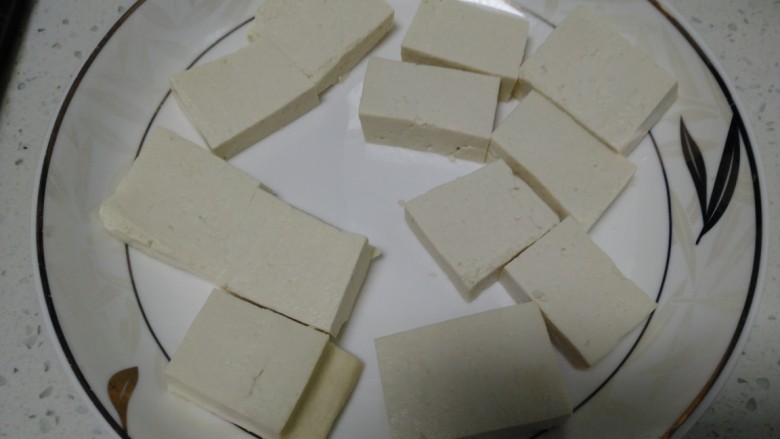 羊肉、菜椒、豆腐炒槐花骨累,<a style='color:red;display:inline-block;' href='/shicai/ 465'>豆腐</a>洗净切块。