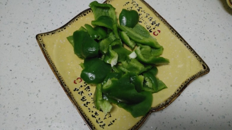 羊肉、菜椒、豆腐炒槐花骨累,<a style='color:red;display:inline-block;' href='/shicai/ 3536'>菜椒</a>洗净用手撕块。