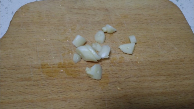 羊肉、菜椒、豆腐炒槐花骨累,蒜切片。