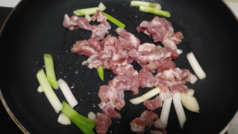 羊肉、菜椒、豆腐炒槐花骨累,放入羊肉。