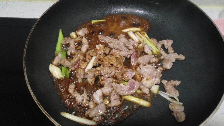 羊肉、菜椒、豆腐炒槐花骨累,羊肉变色后倒入<a style='color:red;display:inline-block;' href='/shicai/ 788'>生抽</a>。