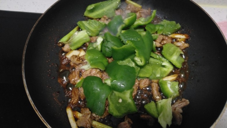 羊肉、菜椒、豆腐炒槐花骨累,放入菜椒。