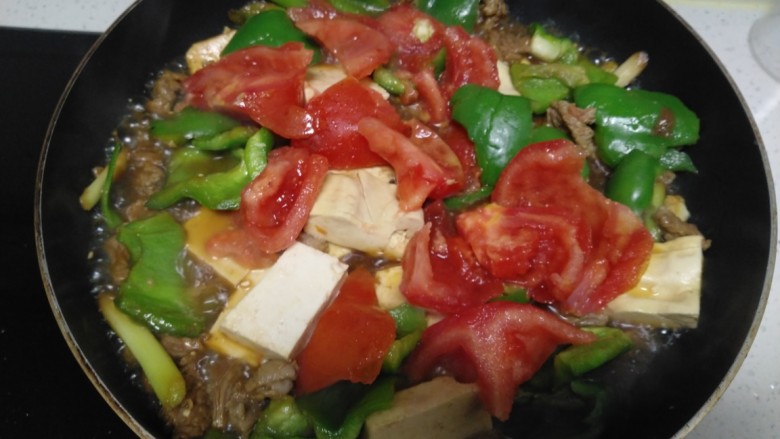羊肉、菜椒、豆腐炒槐花骨累,炒至断生，放入<a style='color:red;display:inline-block;' href='/shicai/ 3551'>西红柿</a>块。
