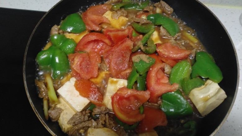 羊肉、菜椒、豆腐炒槐花骨累,放入盐和十三香。