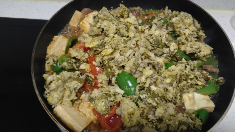 羊肉、菜椒、豆腐炒槐花骨累,翻炒均匀，放入槐花骨累。