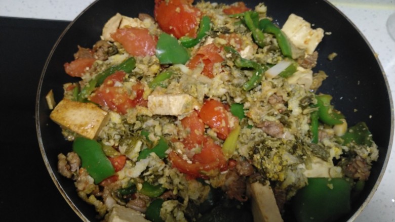 羊肉、菜椒、豆腐炒槐花骨累,翻炒均匀。