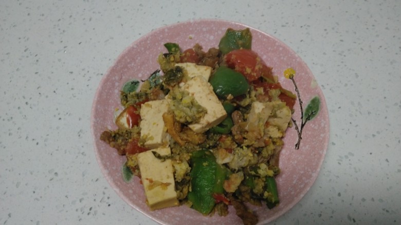 羊肉、菜椒、豆腐炒槐花骨累,盛入盘中。