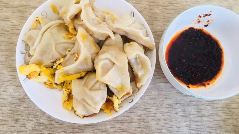 冰箱必备煎饺,这个酱一定要表扬表扬,万能的伞塔牌酸辣面调料,有一点醋的酸味,蘸饺子吃绝配