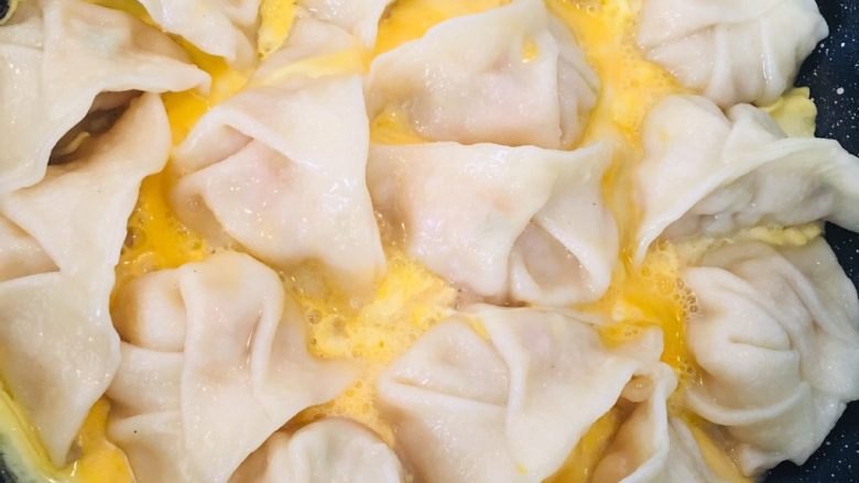 冰箱必备煎饺,水干了可以淋上鸡蛋液,香香的