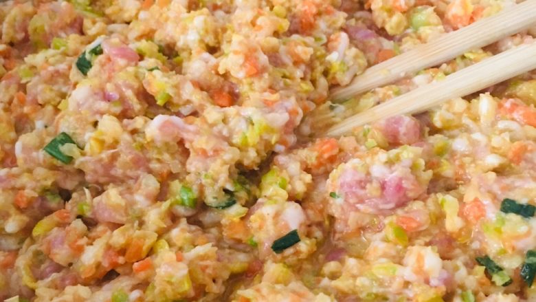 冰箱必备煎饺,肉馅绞好后加入<a style='color:red;display:inline-block;' href='/shicai/ 3250'>葱</a>,盐,生抽,耗油,十三香,鸡精,鸡蛋,淀粉,搅拌均匀尝尝味道,根据个人口味放调料(饺子馅不要有水,可以放冰箱冷藏一下肉更成型好包)