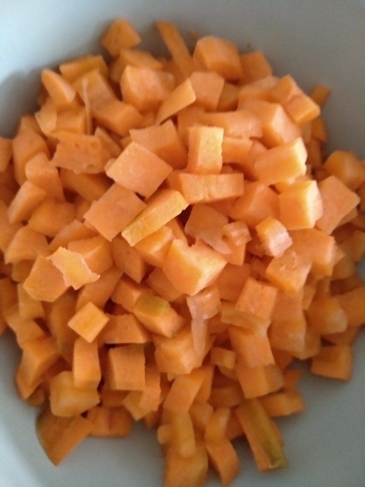 腊肉饭,把<a style='color:red;display:inline-block;' href='/shicai/ 25'>胡萝卜</a>、青椒、<a style='color:red;display:inline-block;' href='/shicai/ 134'>茼蒿</a>、<a style='color:red;display:inline-block;' href='/shicai/ 157'>小葱</a>、腊肉切丁，准备待用。