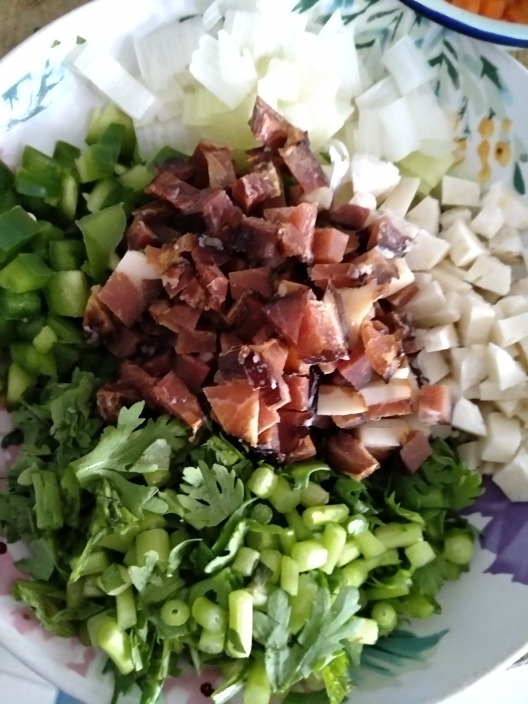 腊肉饭,把切好的丁准备好,下油锅翻炒。