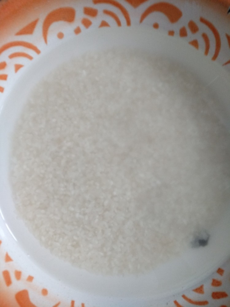 腊肉饭,把米饭淘水,放入锅内,待蒸。也可以用电饭锅、电饭煲做这个饭,一样的流程。