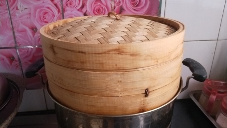 全麦麦麸馒头,开水上锅,中火蒸20分钟,关火,焖两分钟出锅。