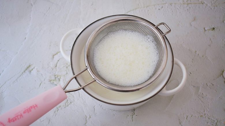 红豆双皮奶,过筛一遍,过出泡沫,如果没有筛网,可以用勺子舀出泡沫
