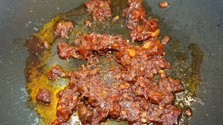 麻辣鸡翅,将豆瓣酱放入锅中,小火炒出红油