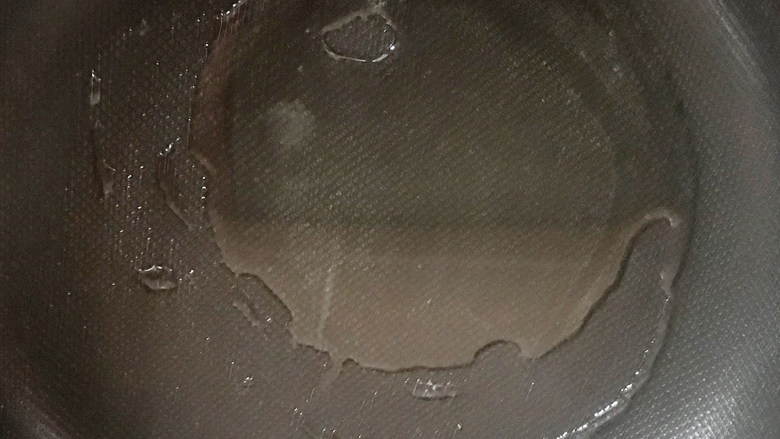 糖醋里脊肉,锅里倒入适量的食用油,加热油温