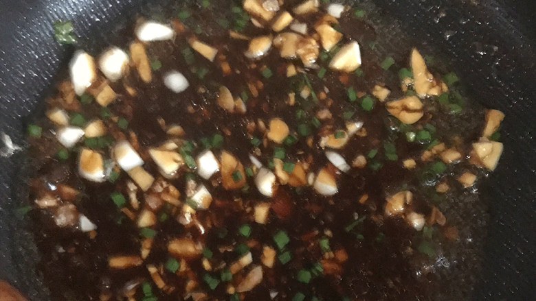 糖醋里脊肉,利用锅里的剩油,把葱、姜、蒜倒入爆炒,炒出香味后,倒入白糖,酱油、料酒、<a style='color:red;display:inline-block;' href='/shicai/ 699'>番茄酱</a>,淀粉水,等到汤汁变成糊状