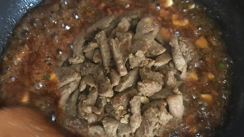 糖醋里脊肉,再倒入之前做好的里脊肉,搅拌均匀上色,等到汤汁变成浓汤之后就可以盛出盘了