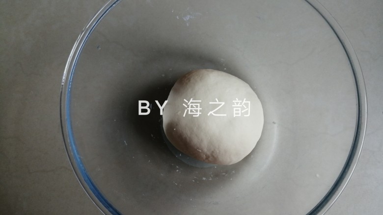 象形豆沙蘑菇包,用手揉成光滑的面团,盖上保鲜膜或者盖子,让面团在室温下发酵两倍大。若室温太低的话,可以放入烤箱或者微波炉,用发酵档发酵